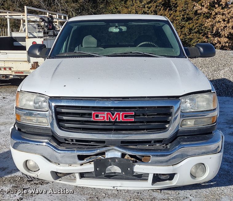 image for item MD9381 2005 GMC Sierra 2500HD  Ext. Cab pickup truck