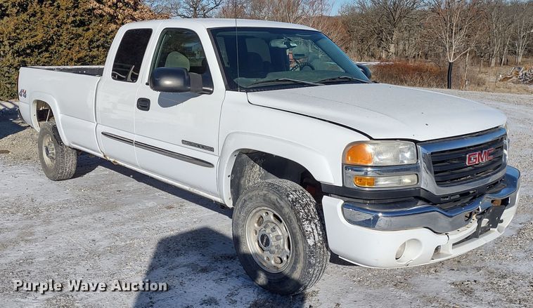image for item MD9381 2005 GMC Sierra 2500HD  Ext. Cab pickup truck