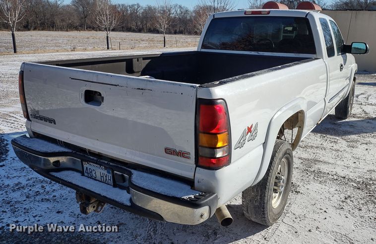 image for item MD9381 2005 GMC Sierra 2500HD  Ext. Cab pickup truck