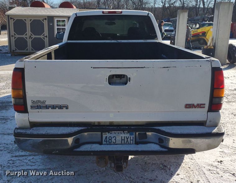image for item MD9381 2005 GMC Sierra 2500HD  Ext. Cab pickup truck