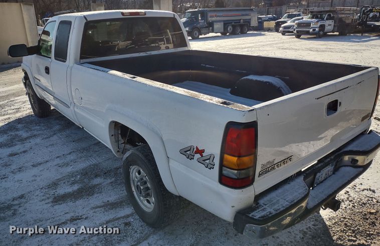 image for item MD9381 2005 GMC Sierra 2500HD  Ext. Cab pickup truck