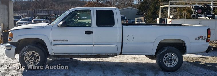image for item MD9381 2005 GMC Sierra 2500HD  Ext. Cab pickup truck