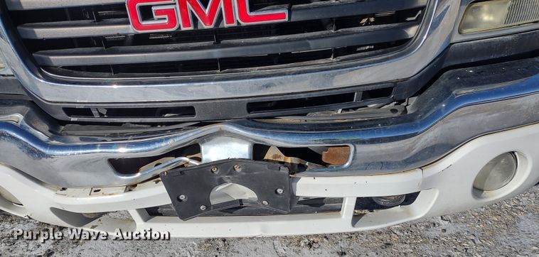 image for item MD9381 2005 GMC Sierra 2500HD  Ext. Cab pickup truck