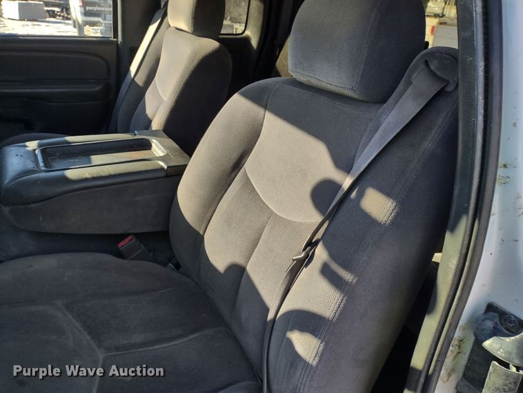 image for item MD9381 2005 GMC Sierra 2500HD  Ext. Cab pickup truck