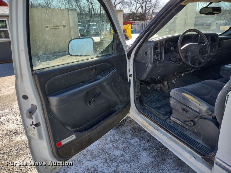 image for item MD9381 2005 GMC Sierra 2500HD  Ext. Cab pickup truck