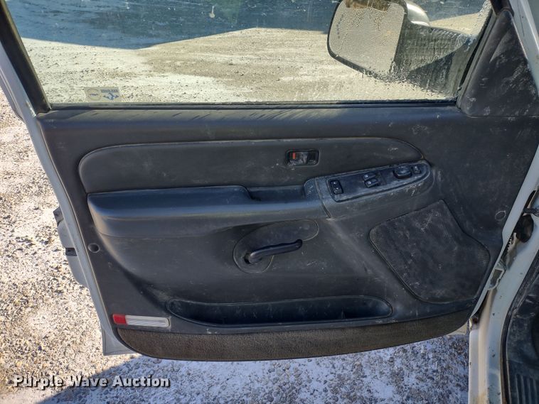 image for item MD9381 2005 GMC Sierra 2500HD  Ext. Cab pickup truck