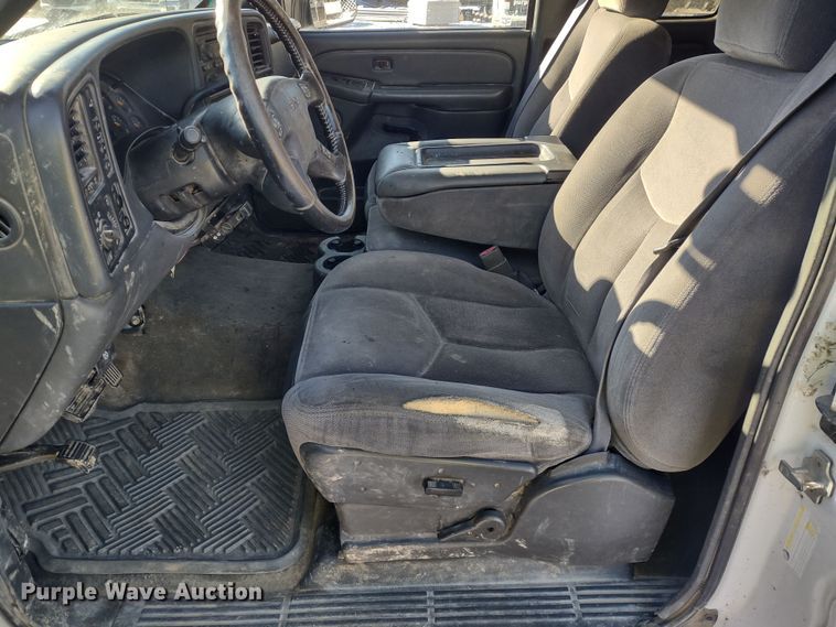 image for item MD9381 2005 GMC Sierra 2500HD  Ext. Cab pickup truck