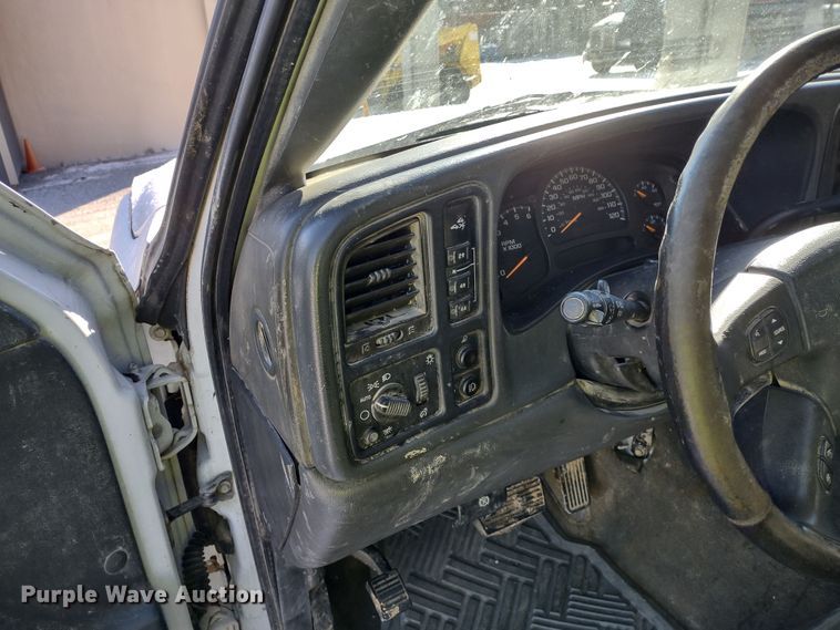 image for item MD9381 2005 GMC Sierra 2500HD  Ext. Cab pickup truck