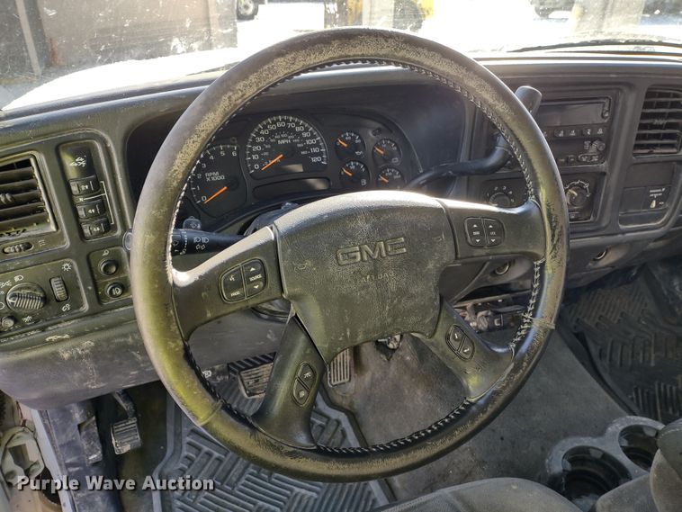 image for item MD9381 2005 GMC Sierra 2500HD  Ext. Cab pickup truck