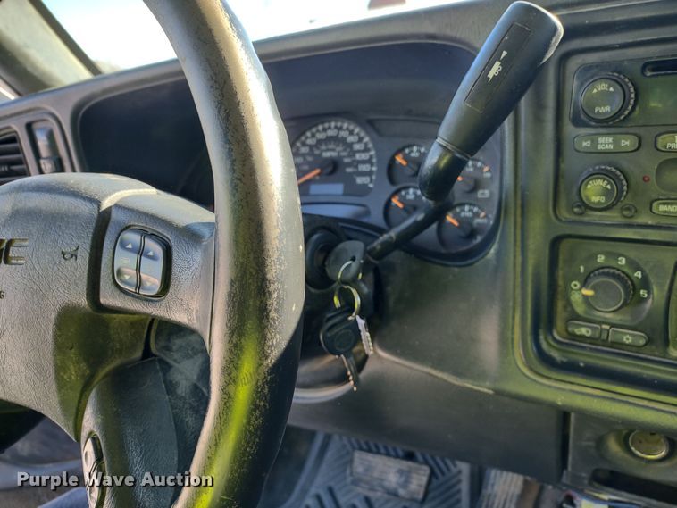 image for item MD9381 2005 GMC Sierra 2500HD  Ext. Cab pickup truck