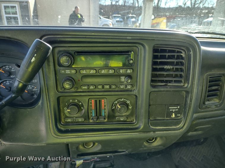 image for item MD9381 2005 GMC Sierra 2500HD  Ext. Cab pickup truck