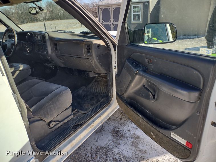 image for item MD9381 2005 GMC Sierra 2500HD  Ext. Cab pickup truck