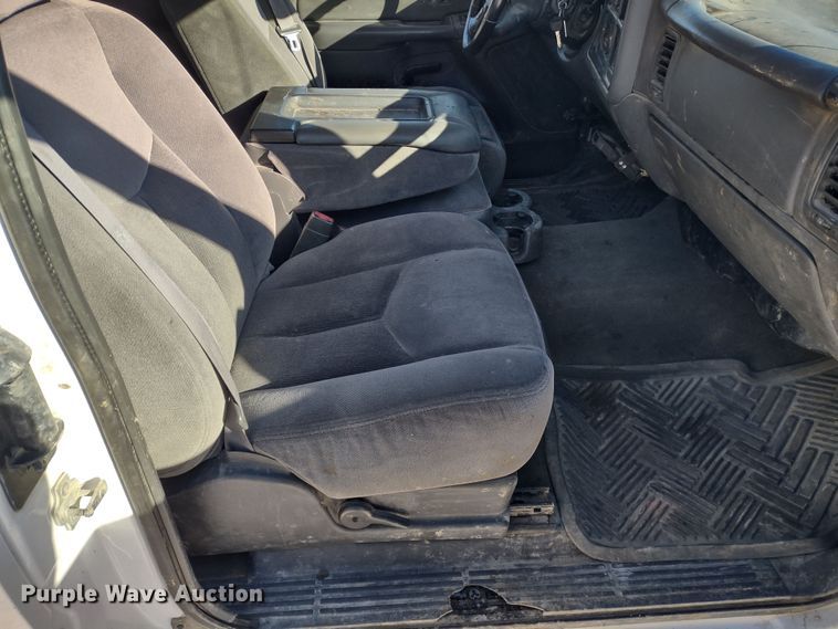 image for item MD9381 2005 GMC Sierra 2500HD  Ext. Cab pickup truck