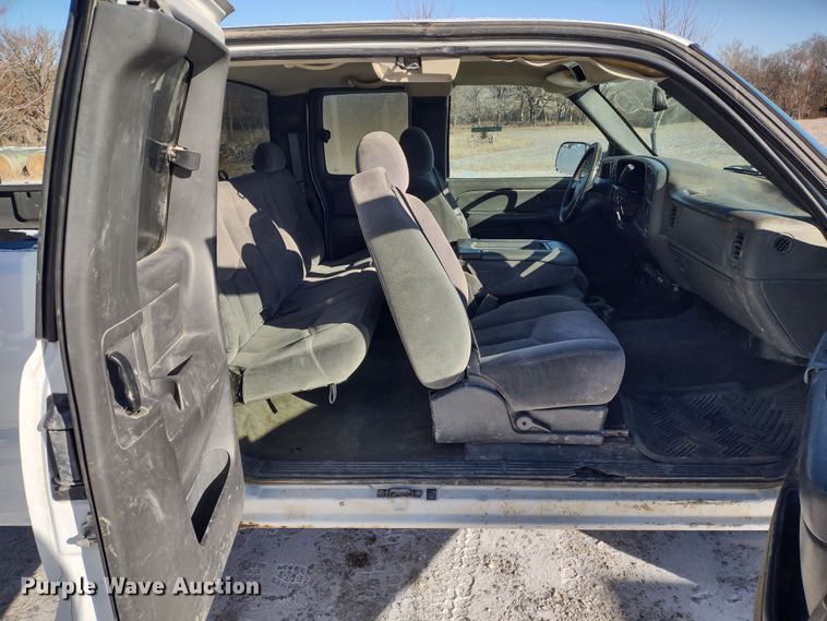 image for item MD9381 2005 GMC Sierra 2500HD  Ext. Cab pickup truck