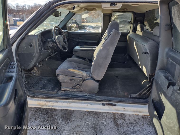 image for item MD9381 2005 GMC Sierra 2500HD  Ext. Cab pickup truck