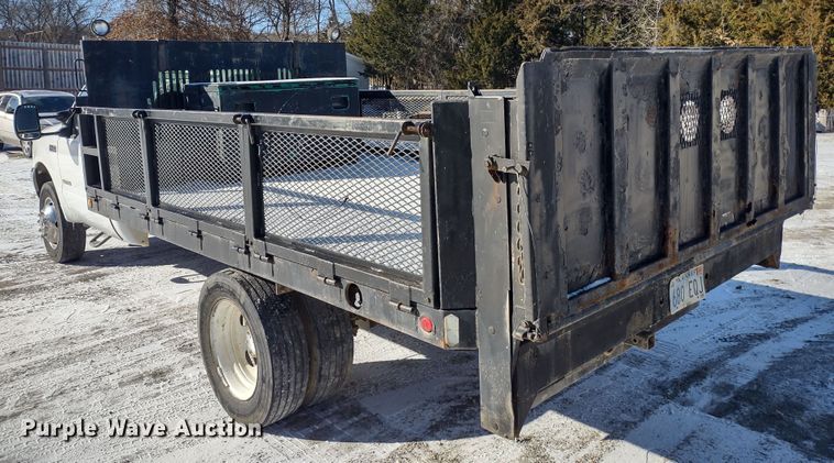 image for item MD9382 2004 Ford F450 Super Duty XL  flatbed pickup truck