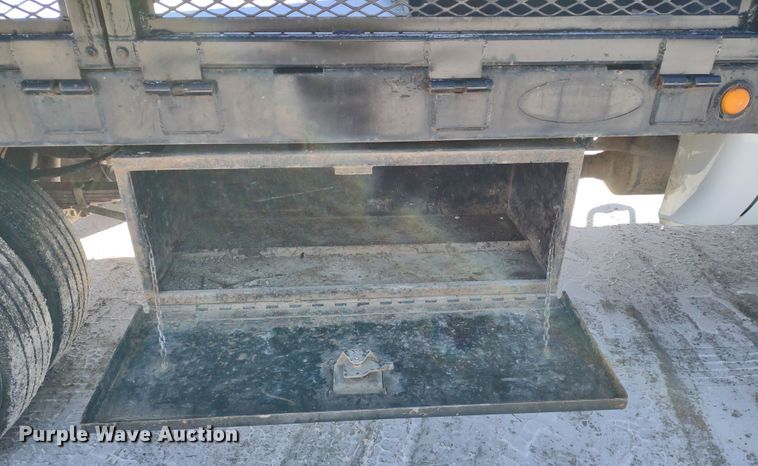 image for item MD9382 2004 Ford F450 Super Duty XL  flatbed pickup truck