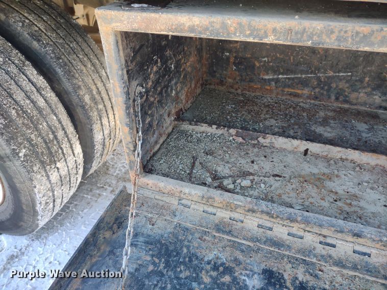 image for item MD9382 2004 Ford F450 Super Duty XL  flatbed pickup truck