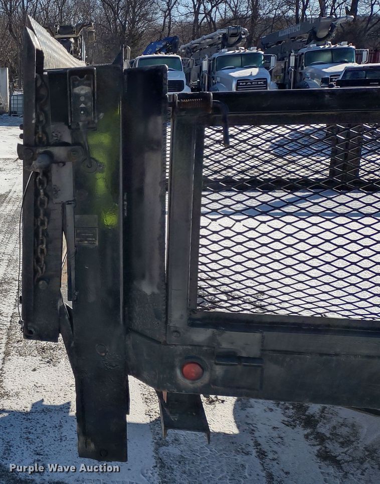 image for item MD9382 2004 Ford F450 Super Duty XL  flatbed pickup truck