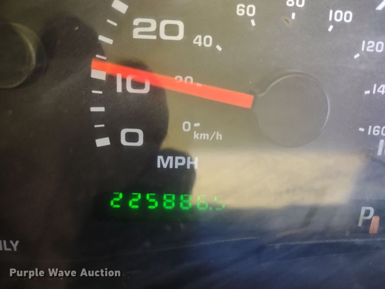 image for item MD9382 2004 Ford F450 Super Duty XL  flatbed pickup truck