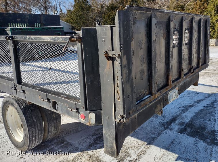 image for item MD9382 2004 Ford F450 Super Duty XL  flatbed pickup truck