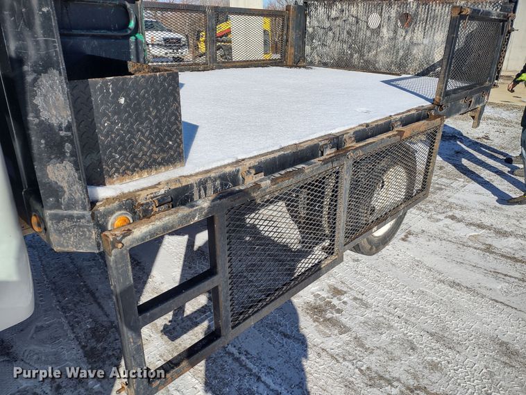 image for item MD9382 2004 Ford F450 Super Duty XL  flatbed pickup truck