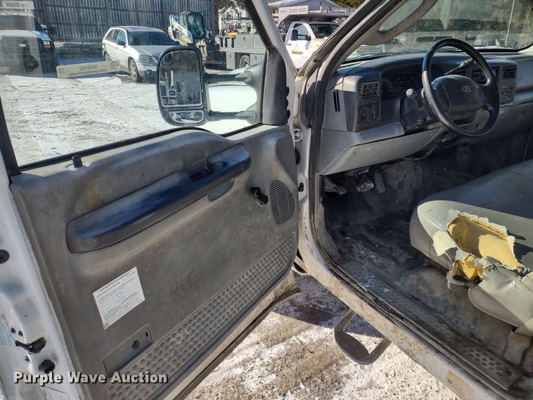 image for item MD9382 2004 Ford F450 Super Duty XL  flatbed pickup truck