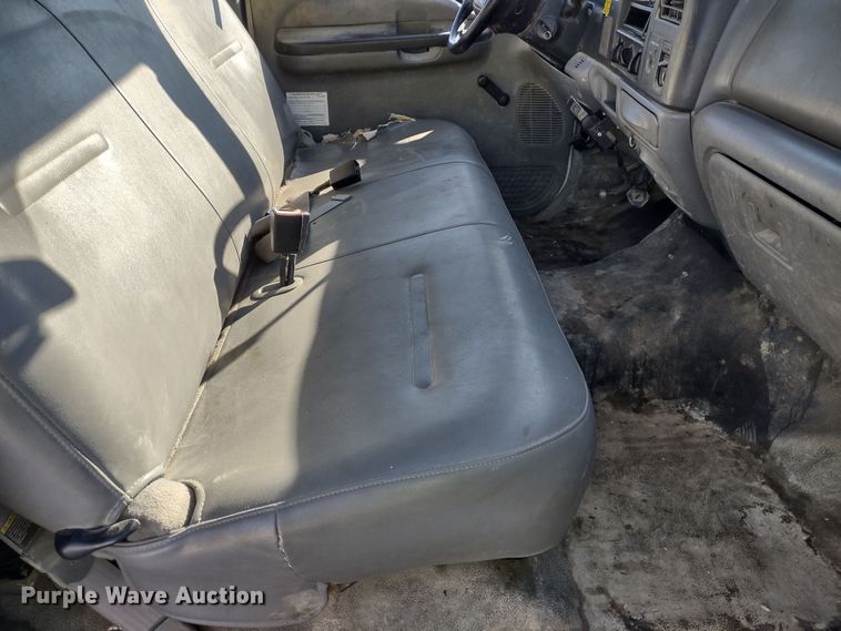 image for item MD9382 2004 Ford F450 Super Duty XL  flatbed pickup truck