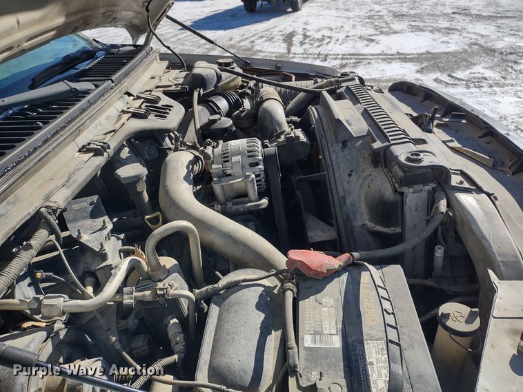 image for item MD9382 2004 Ford F450 Super Duty XL  flatbed pickup truck