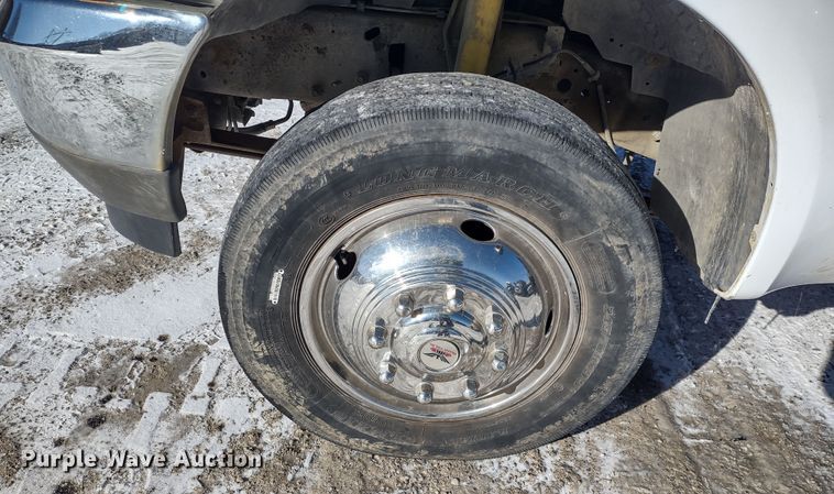 image for item MD9382 2004 Ford F450 Super Duty XL  flatbed pickup truck