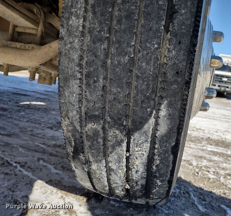 image for item MD9382 2004 Ford F450 Super Duty XL  flatbed pickup truck