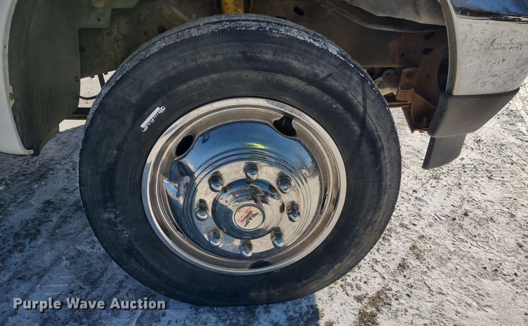 image for item MD9382 2004 Ford F450 Super Duty XL  flatbed pickup truck