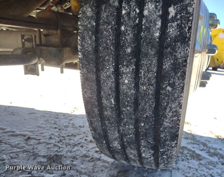 image for item MD9382 2004 Ford F450 Super Duty XL  flatbed pickup truck