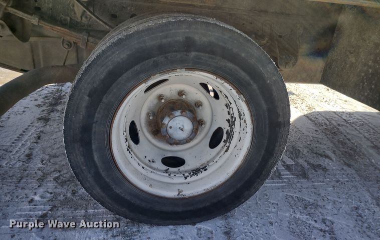 image for item MD9382 2004 Ford F450 Super Duty XL  flatbed pickup truck