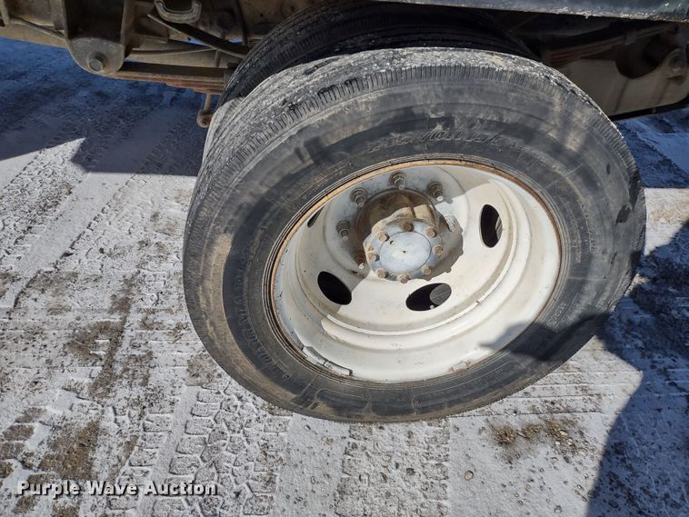 image for item MD9382 2004 Ford F450 Super Duty XL  flatbed pickup truck