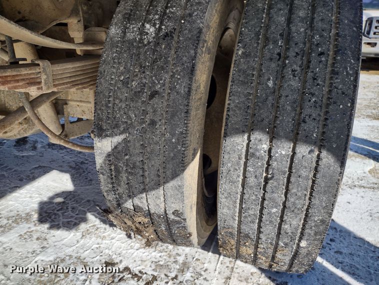 image for item MD9382 2004 Ford F450 Super Duty XL  flatbed pickup truck