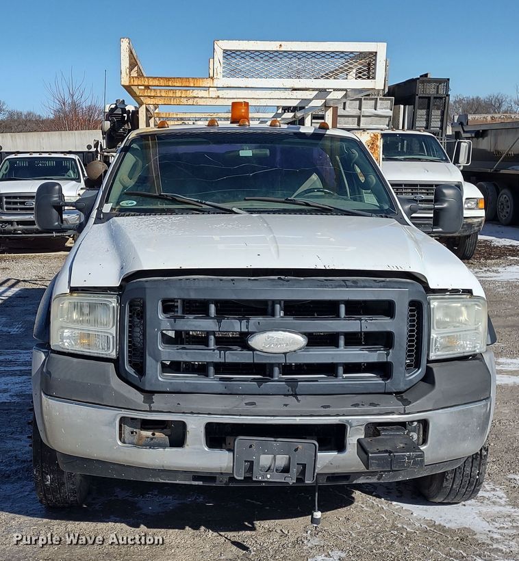 image for item MD9385 2006 Ford F550 Super Duty XL  utility bed pickup truck