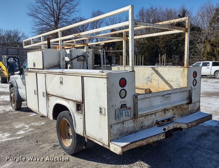 image for item MD9385 2006 Ford F550 Super Duty XL  utility bed pickup truck