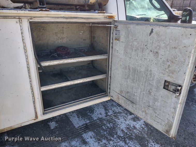 image for item MD9385 2006 Ford F550 Super Duty XL  utility bed pickup truck