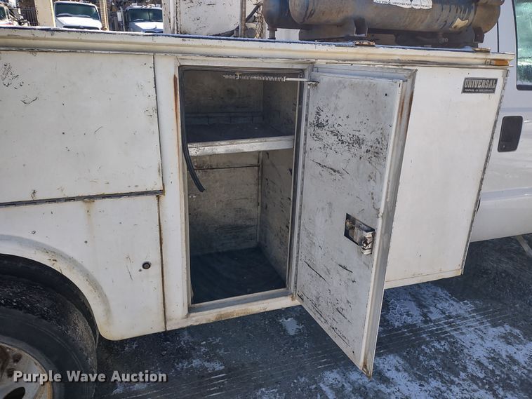 image for item MD9385 2006 Ford F550 Super Duty XL  utility bed pickup truck