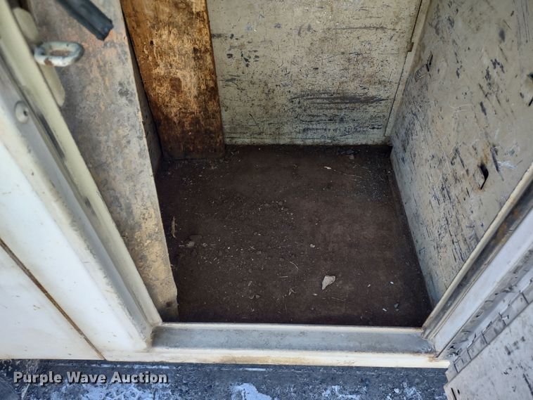 image for item MD9385 2006 Ford F550 Super Duty XL  utility bed pickup truck