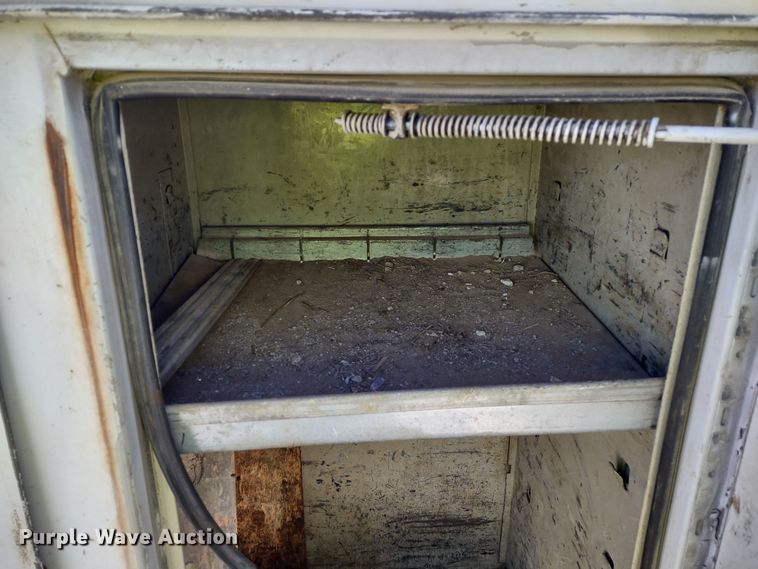 image for item MD9385 2006 Ford F550 Super Duty XL  utility bed pickup truck