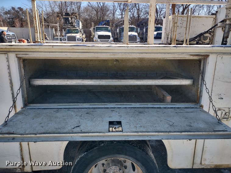 image for item MD9385 2006 Ford F550 Super Duty XL  utility bed pickup truck