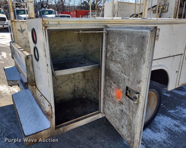 image for item MD9385 2006 Ford F550 Super Duty XL  utility bed pickup truck