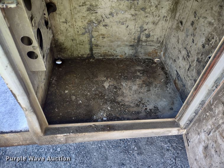 image for item MD9385 2006 Ford F550 Super Duty XL  utility bed pickup truck