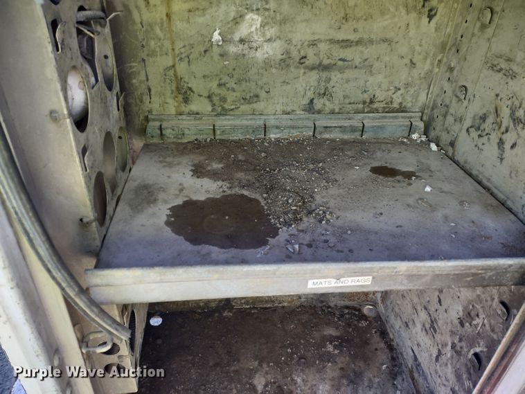 image for item MD9385 2006 Ford F550 Super Duty XL  utility bed pickup truck