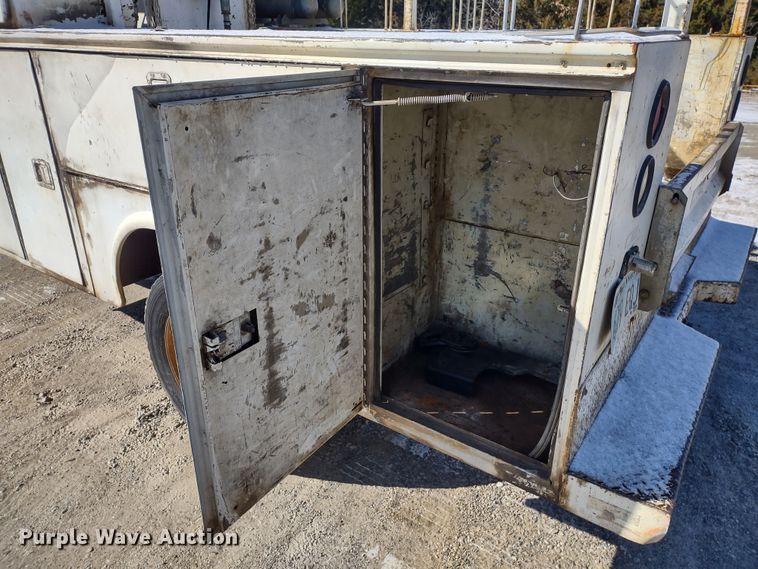 image for item MD9385 2006 Ford F550 Super Duty XL  utility bed pickup truck