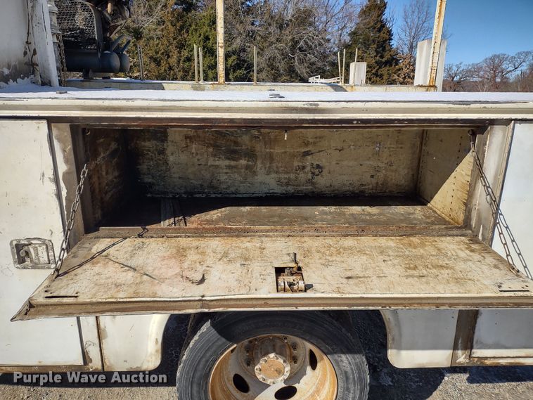 image for item MD9385 2006 Ford F550 Super Duty XL  utility bed pickup truck