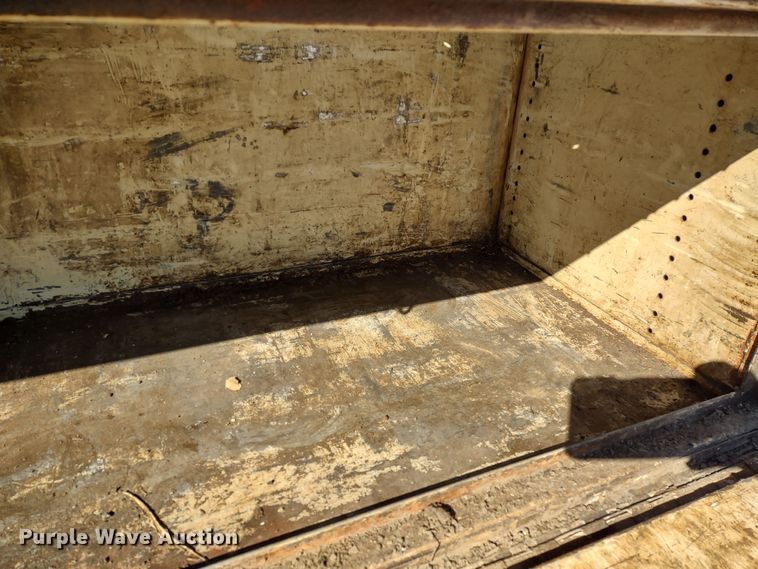 image for item MD9385 2006 Ford F550 Super Duty XL  utility bed pickup truck