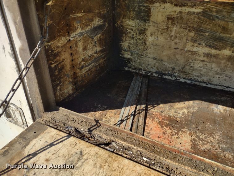 image for item MD9385 2006 Ford F550 Super Duty XL  utility bed pickup truck